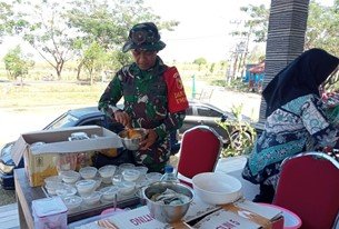 TMMD 129 Bojonegoro: Olah Adonan Donat, Lettu Purnomo Luluhkan Hati Warga Kesongo