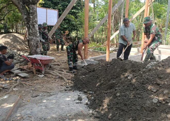 Gotong Royong Turunkan Material Pasir, Wujud Sinergi Satgas TMMD dan Warga Bangun RTLH