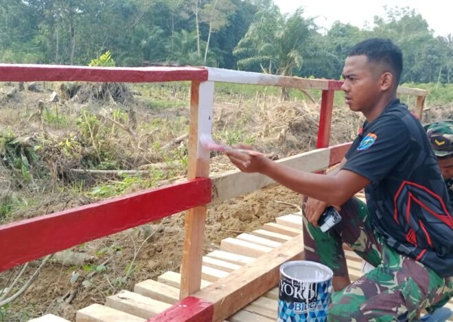 Bukan Sekadar Mempercantik, Cat Pagar Jadi Pelindung Jembatan TMMD Kodim 1206/Putussibau
