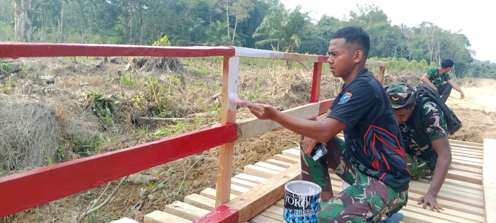 Bukan Sekadar Mempercantik, Cat Pagar Jadi Pelindung Jembatan TMMD Kodim 1206/Putussibau