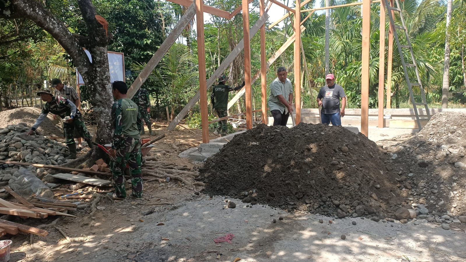 Material Pasir Tiba di Lokasi, Satgas TMMD Ke-129 Kodim 0102/Pidie Kebut Pembangunan RTLH