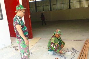 Turun Tangan Potong Besi, Satgas TMMD 129 Bojonegoro Pastikan Musholla Rest Area Kesongo Berdiri Kokoh