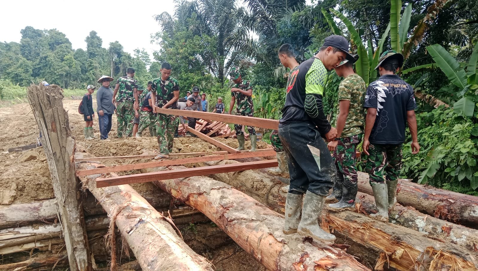 Kejar Target Tepat Waktu, Satgas TMMD Kodim 1206/Putussibau Percepat Pembangunan Jembatan