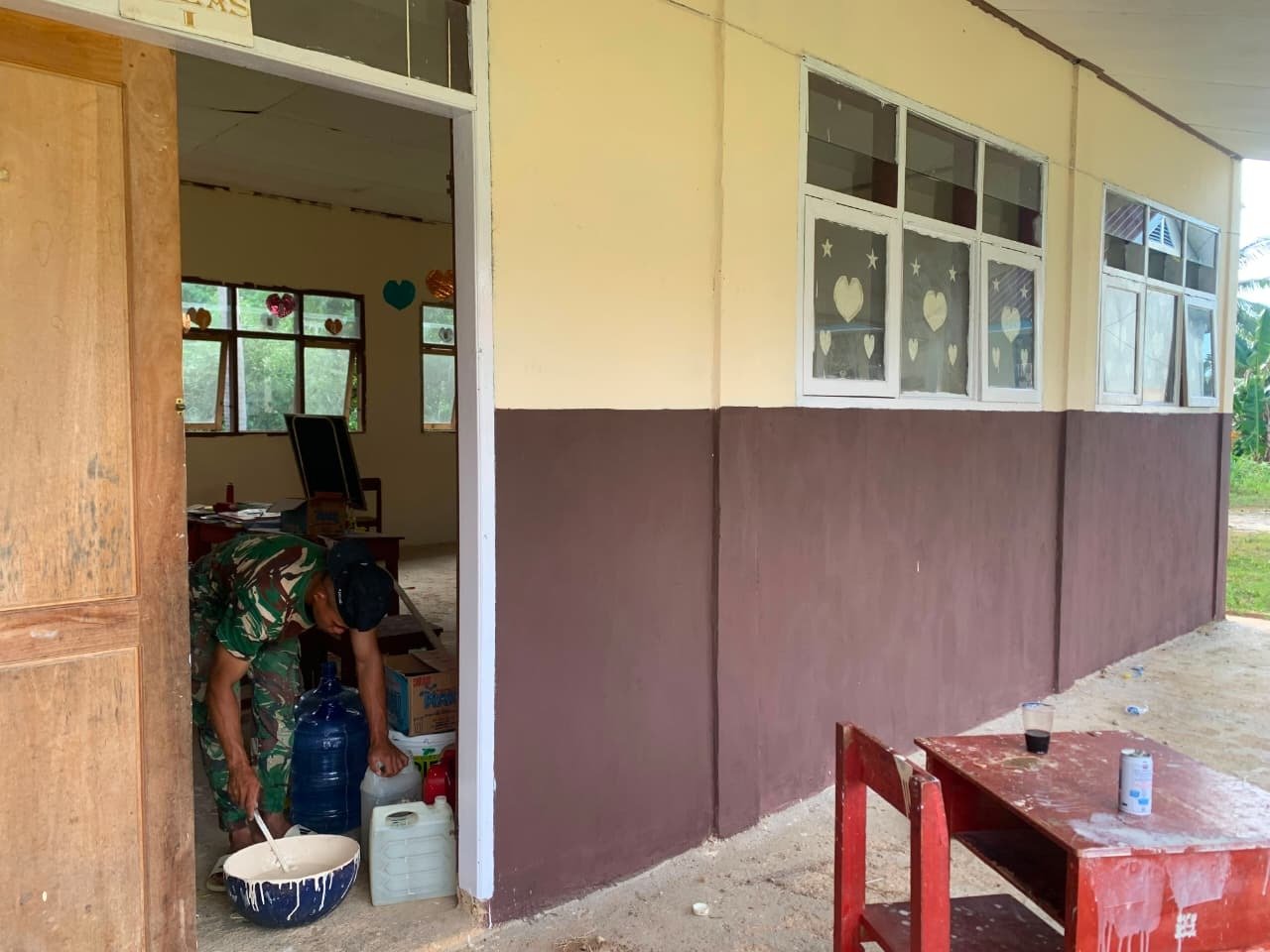 Satgas TMMD Kembali Lanjutkan Pengecatan SMP Negeri 2 Umbele