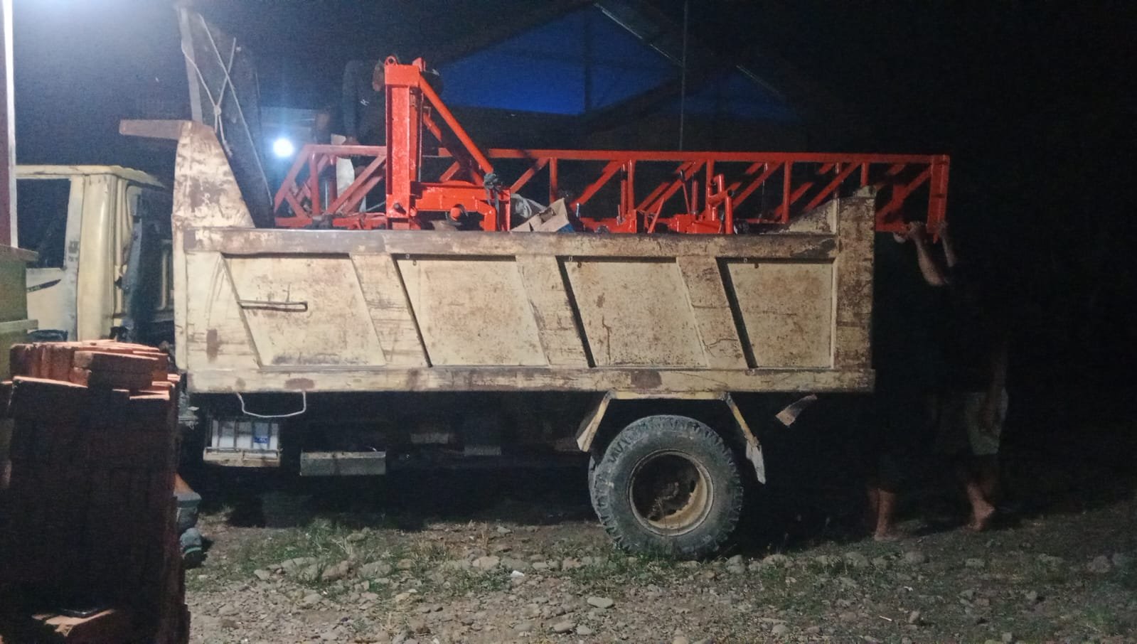 Gotong Royong Malam Hari, Satgas TMMD dan Warga Siapkan Pengeboran Sumur di Desa Lhok Panah