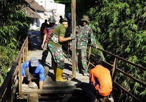 Wujudkan Jembatan Impian: Satgas TMMD 129 Bojonegoro dan Warga Bongkar Akses Lama Dusun Mundu