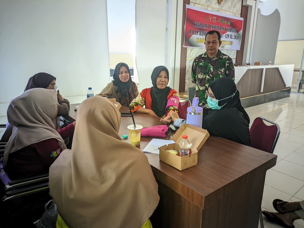 Sehat Bersama TMMD, Tim Kesehatan Satgas TMMD Ke-129 Kodim 1404/Pinrang Berikan Pemeriksaan Kesehatan Gratis Kepada Warga