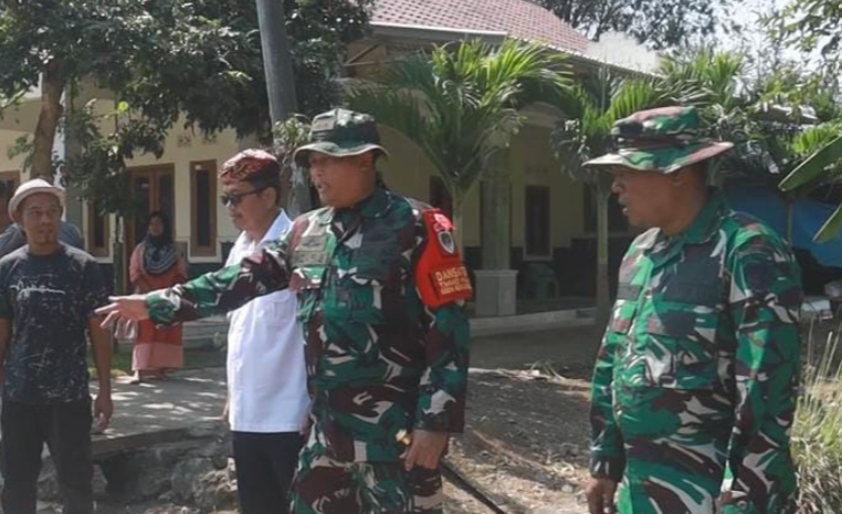 Dandim Cirebon Tinjau Pembangunan Jalan Beton Untuk Peningkatan Akses Desa Luwung Kencana