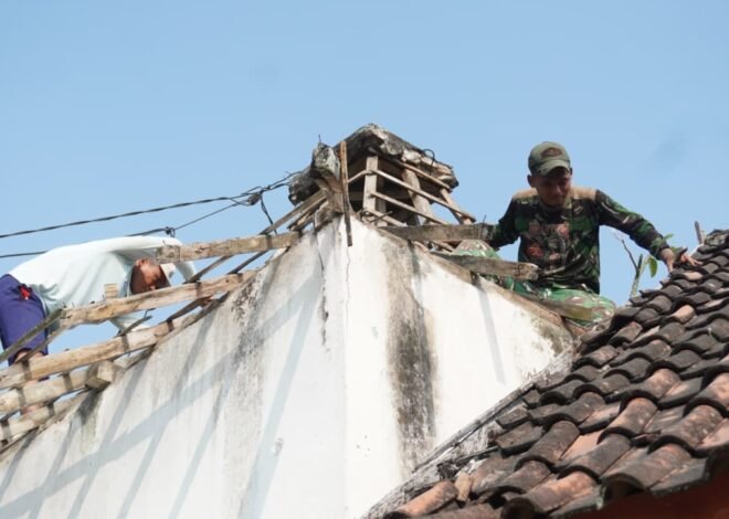 Kikis Ancaman Bahaya, Satgas TMMD ke 129 kodim 0812 Lamongan Sulap Pos Kamling Lapuk Desa Tlemang Jadi Kokoh Kembali