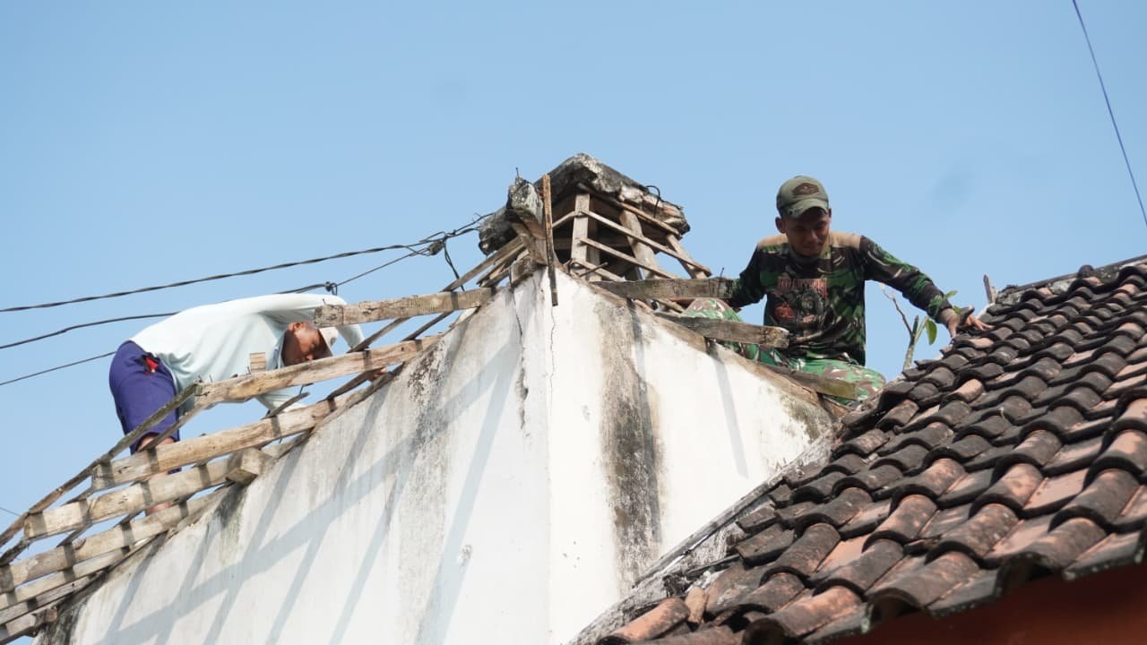 Kikis Ancaman Bahaya, Satgas TMMD ke 129 kodim 0812 Lamongan Sulap Pos Kamling Lapuk Desa Tlemang Jadi Kokoh Kembali