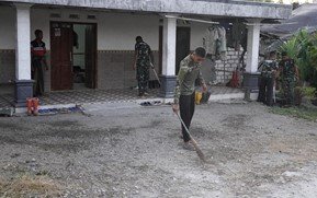 Teladan Nyata di Pagi Hari: Satgas TMMD 129 Bojonegoro Rutin Bersihkan Tempat Nginap