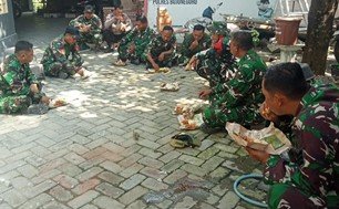 Perkuat Soliditas Lapangan, Satgas TMMD 129 Bojonegoro Asyik Lesehan Makan Bersama