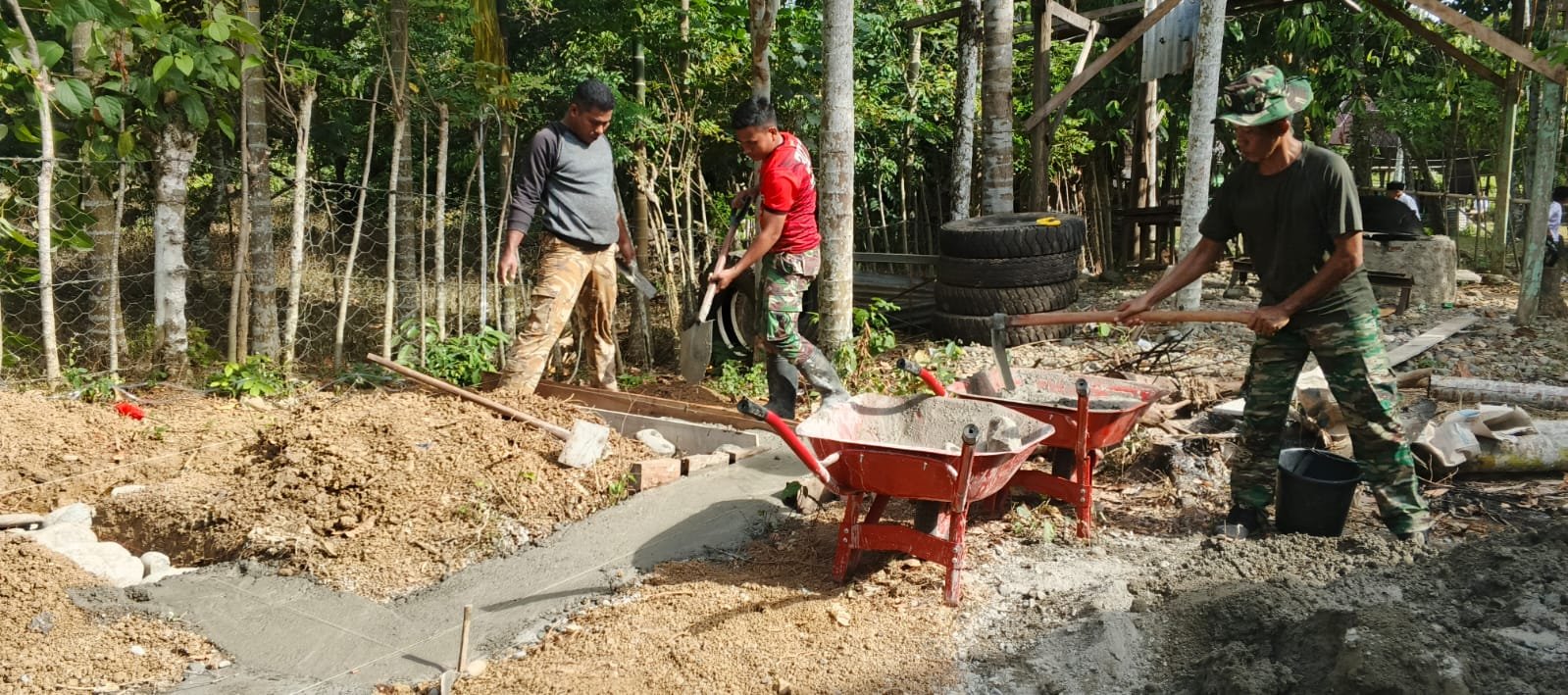 Gotong Royong Satgas TMMD dan Warga Percepat Pembangunan Fasilitas MCK di Desa Lhok Panah