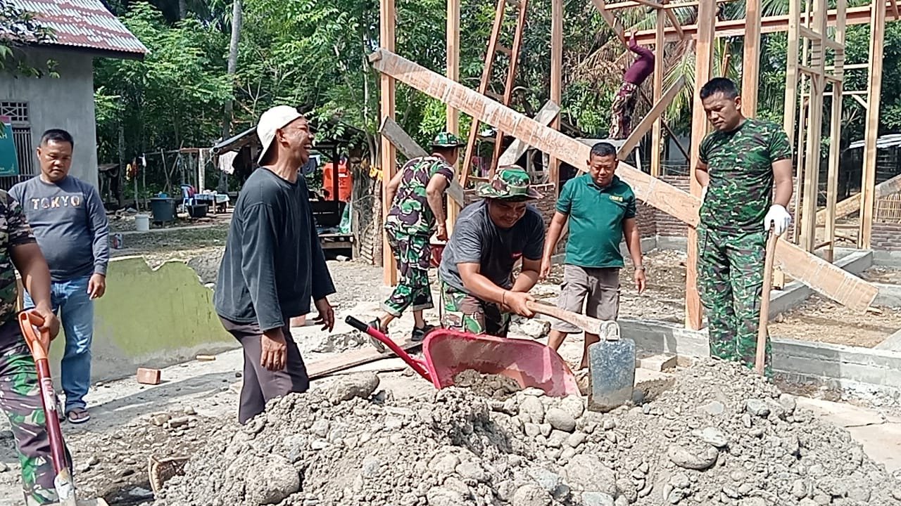 Gotong Royong Satgas TMMD dan Warga Percepat Penimbunan Material Rehab RTLH