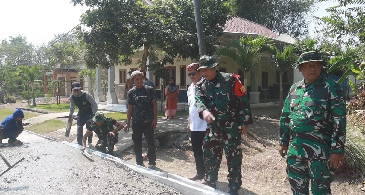 Pastikan Kualitas dan Tepat Sasaran, Dandim 0620/Kab. Cirebon Tinjau Langsung Pembangunan Jalan Rabat Beton TMMD ke-129 di Desa Luwung Kencana