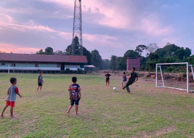 Satgas TMMD 129 Kodim 1206/Putussibau Bangun Kedekatan dengan Anak Desa Belatung Lewat Sepak Bola