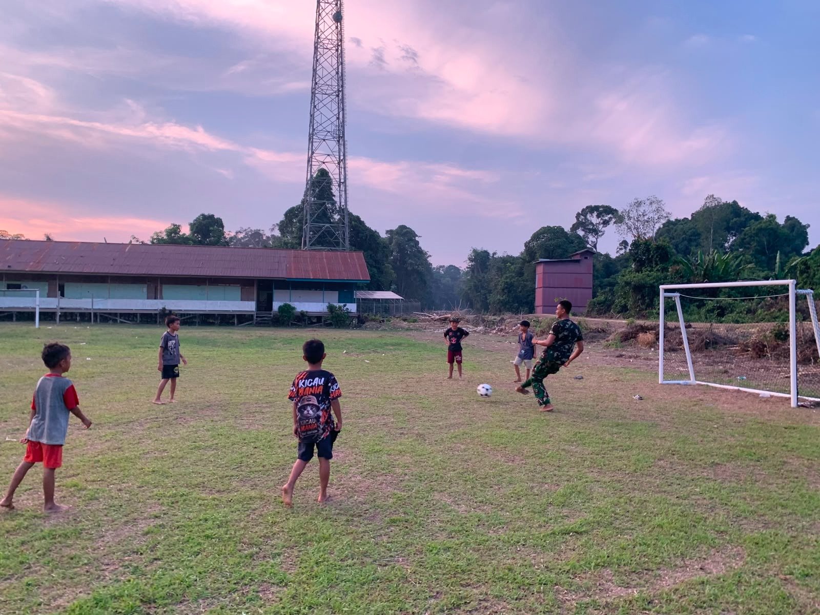 Satgas TMMD 129 Kodim 1206/Putussibau Bangun Kedekatan dengan Anak Desa Belatung Lewat Sepak Bola