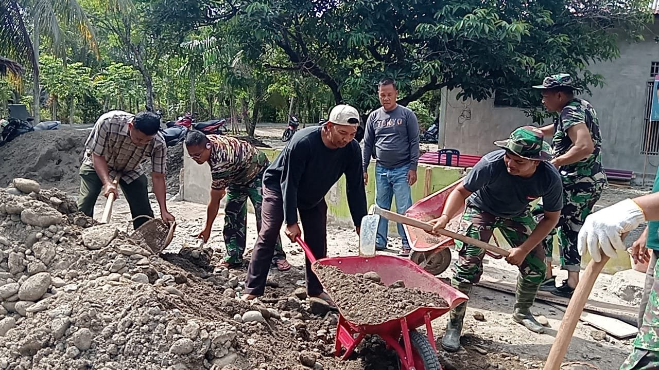 Kebersamaan Satgas TMMD dan Warga Percepat Tahapan Pembangunan Rumah Layak Huni