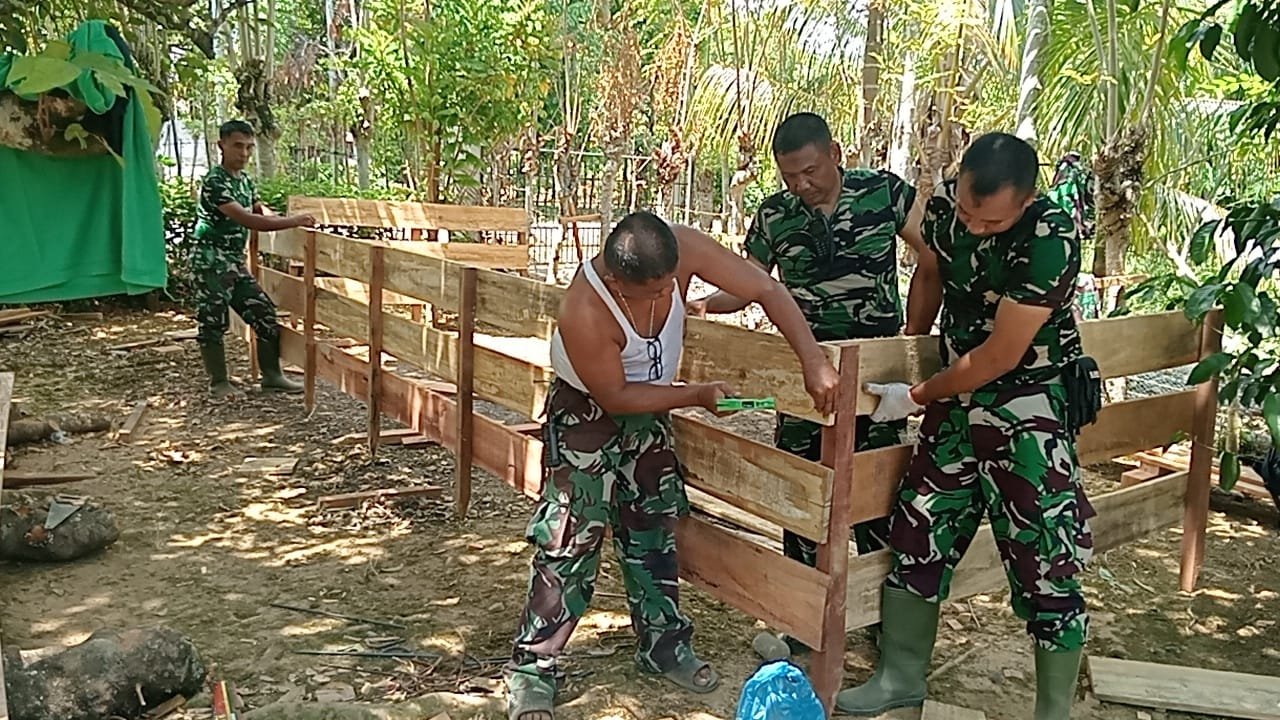 TMMD Hadir Tingkatkan Kesejahteraan Masyarakat, Satgas TMMD Ke-129 Kodim 0102/Pidie Bangun Kolam Lele di Pekarangan Warga