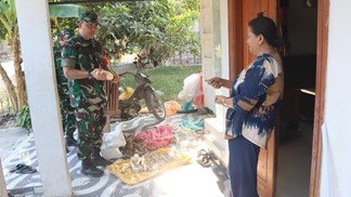 Dukung Ekonomi Lokal, Dansatgas TMMD 129 Bojonegoro Sambangi Usaha Gethuk Desa Kesongo