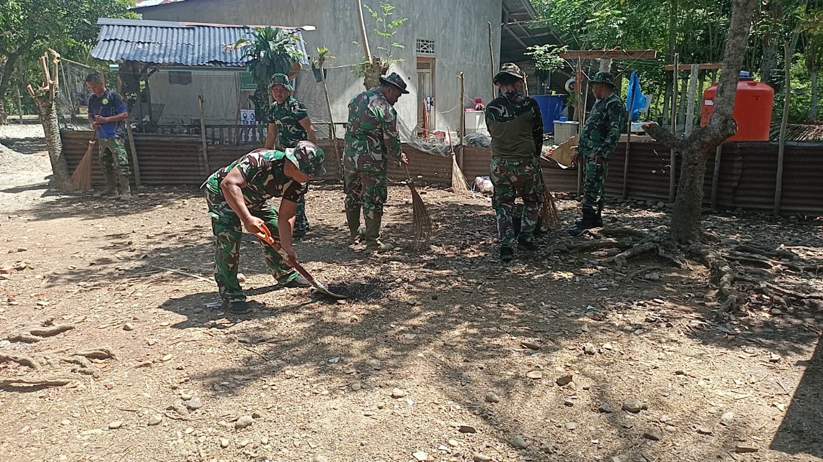 Satgas TMMD Ke-129 Kodim 0102/Pidie Bersama Warga Bersihkan Lokasi Pembangunan MCK dan Sumur Bor