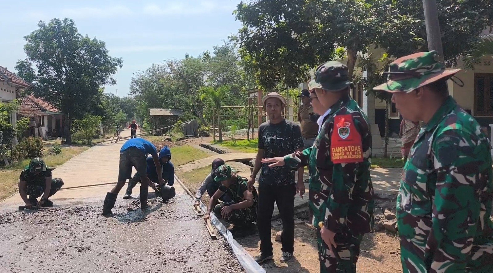 Turun ke Lapangan, Dandim 0620/Kab. Cirebon Cek Progres Pembangunan Jalan Rabat Beton TMMD ke-129 Demi Percepatan Infrastruktur Desa