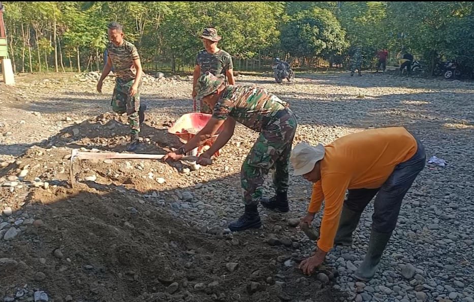 Kebersamaan Satgas TMMD dan Warga Awali Pembangunan Fasilitas Sanitasi di Dayah Babul Ula