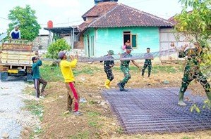 Percepat Pembangunan Jalan Cor Beton: Satgas TMMD 129 Bojonegoro dan Warga Gotong Royong Turunkan Material Besi