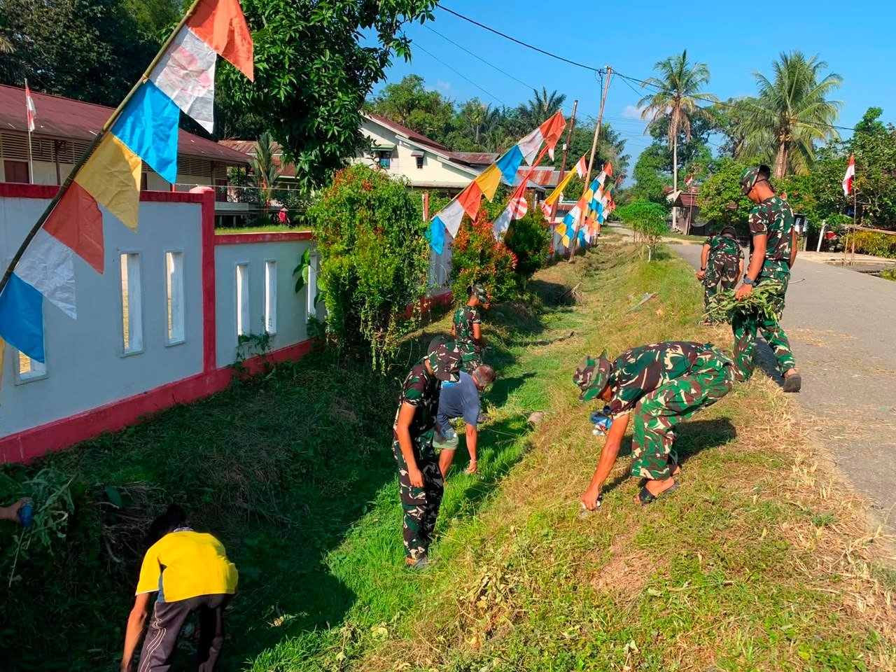 Semangat Gotong Royong Warnai Bersih-Bersih Desa Ulak Pauk, Satgas TMMD 129 Kodim 1206/Putussibau dan Warga Kompak Jaga Lingkungan