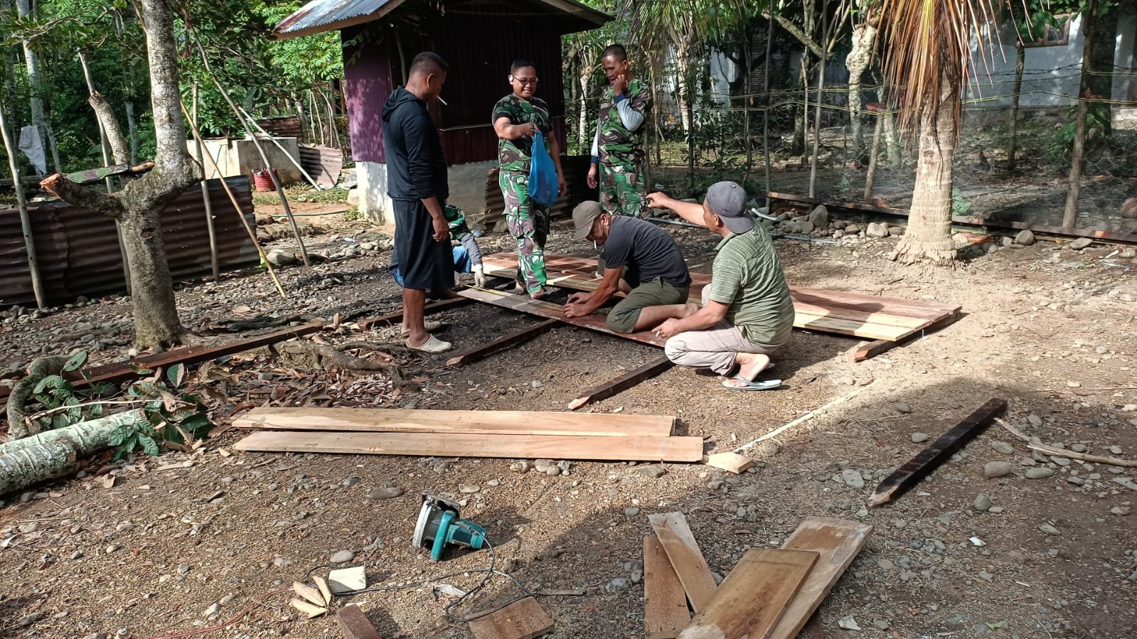 Satgas TMMD Ke-129 Kodim 0102/Pidie Bangun Kolam Lele di Rumah Penerima RTLH, Dukung Ketahanan Pangan Keluarga