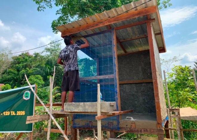 Kejar Kualitas dan Ketahanan, Satgas TMMD 129 Kodim 1206/Putussibau Rapikan Pemlesteran MCK Masjid Al-Hidayah