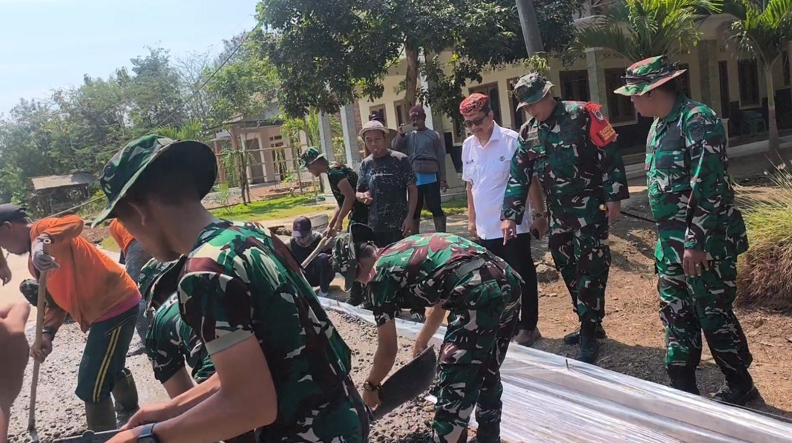 Pantau Progres Hingga Detail, Dandim 0620/Kab. Cirebon Tinjau Pembangunan Jalan Rabat Beton TMMD ke-129 di Desa Luwung Kencana