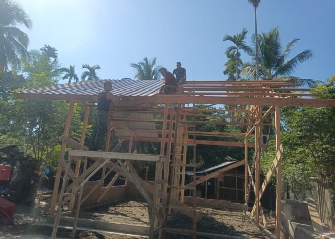 Mimpi Muhammad Amin Miliki Rumah Layak Hampir Terwujud, Satgas TMMD Ke-129 Kodim 0102/Pidie Mulai Pasang Atap