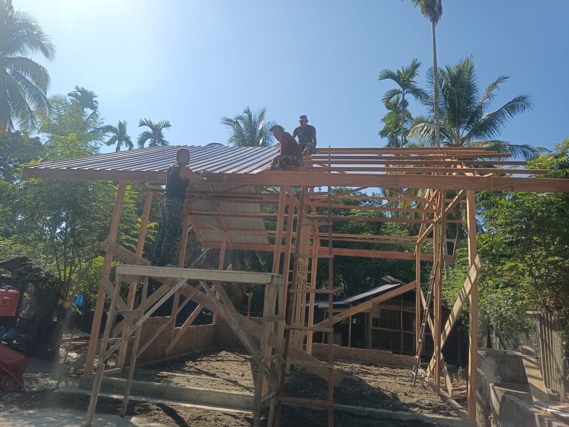 Mimpi Muhammad Amin Miliki Rumah Layak Hampir Terwujud, Satgas TMMD Ke-129 Kodim 0102/Pidie Mulai Pasang Atap