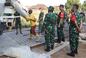 Tinjau Pengecoran Jalan Kedungpandan, Dansatgas TMMD 129 Bojonegoro Motivasi Prajurit