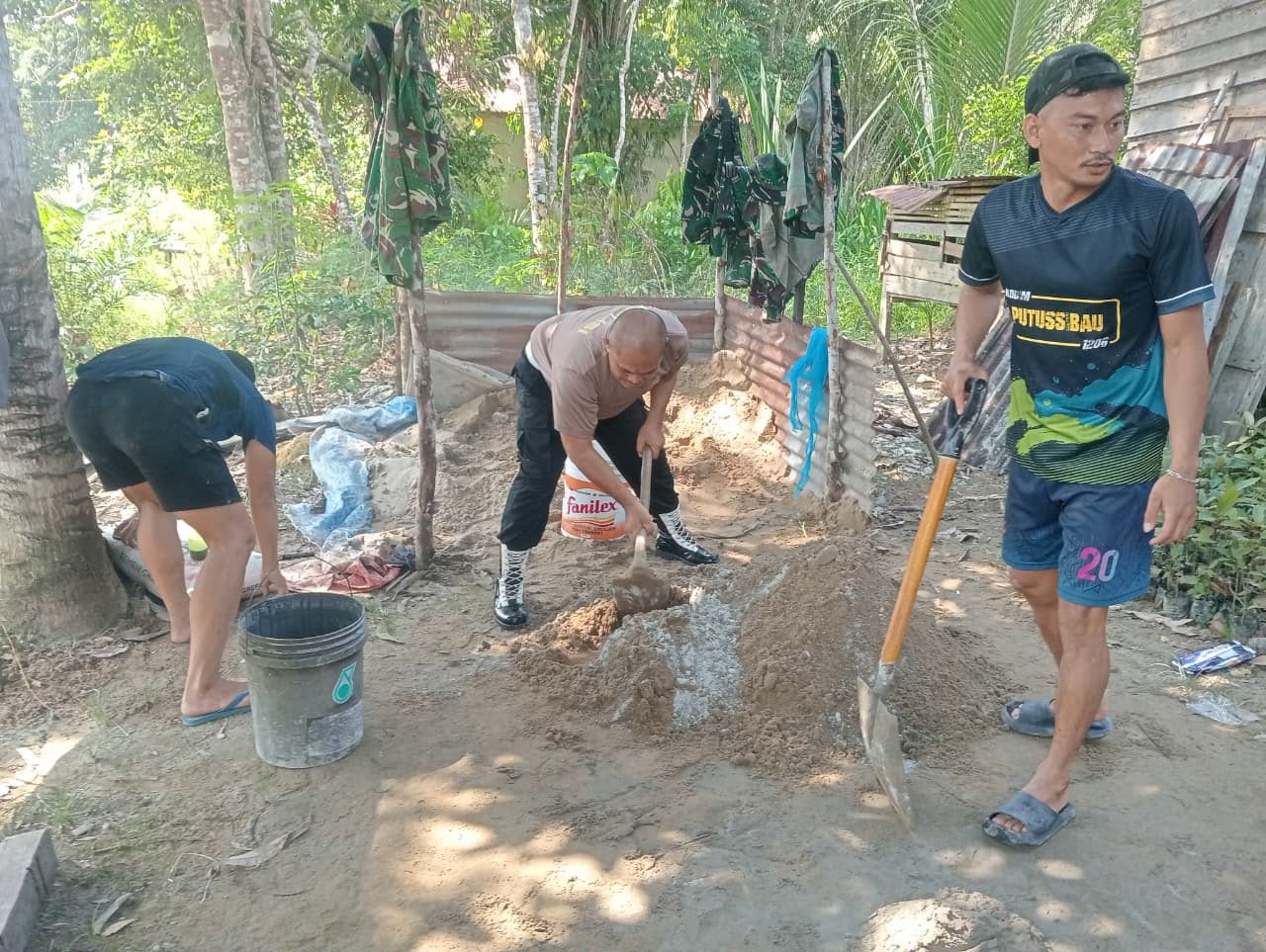 Kejar Target, Satgas TMMD 129 Kodim 1206/Putussibau Percepat Rehabilitasi Rumah Warga