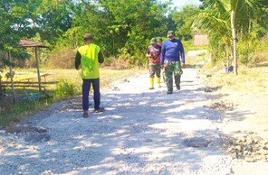 TMMD 129 Bojonegoro: Kejar Target, Pembangunan Jalan Cor Beton Dusun Mundu Capai 30 Persen