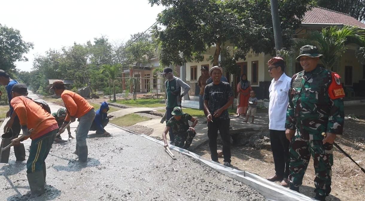 Jaga Mutu Pembangunan untuk Masyarakat, Dandim 0620/Kab. Cirebon Tinjau Pengerjaan Jalan Rabat Beton Program TMMD ke-129 di Desa Luwung Kencana, Kecamatan Susukan