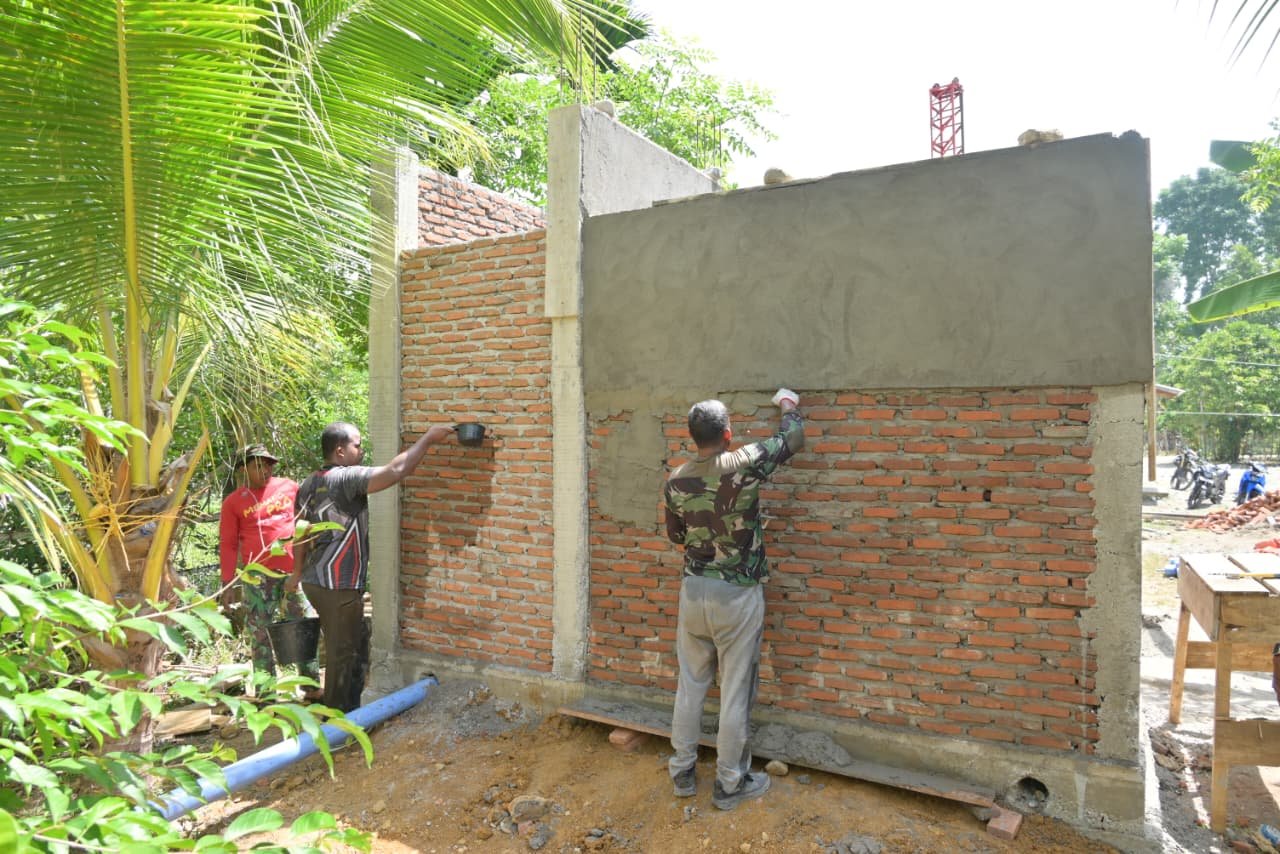 Gotong Royong Satgas TMMD dan Warga Percepat Penyelesaian MCK di Lingkungan Dayah