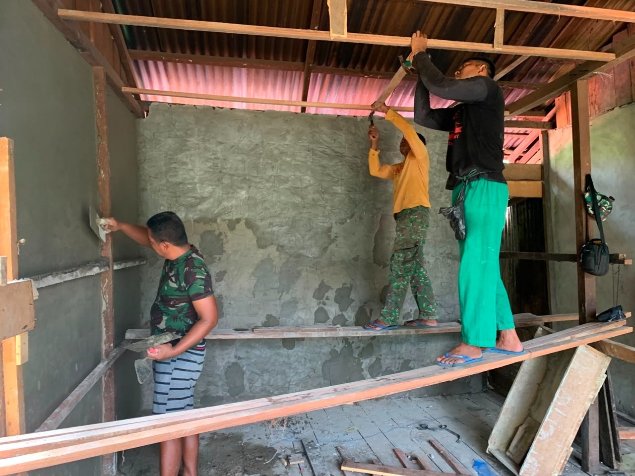 Gotong Royong TNI dan Warga Percepat Perubahan Rumah Tak Layak Huni di Lokasi TMMD 129 Kodim 1206/Putussibau