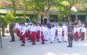 Sambut Semarak HUT RI: Satgas TMMD 129 Bojonegoro Gembleng PBB Siswa SD Kesongo 1