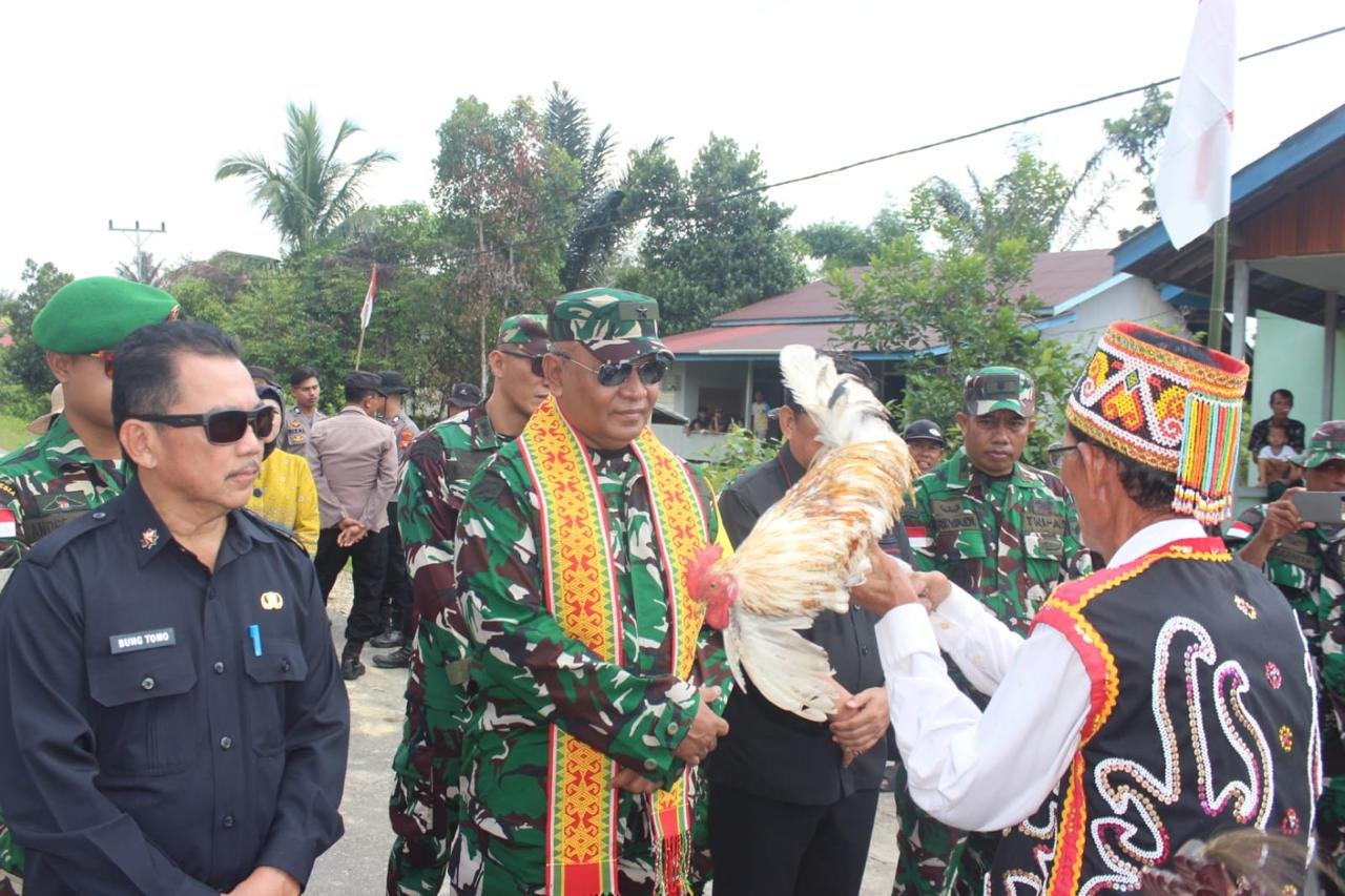 Sambutan Hangat Warnai Kedatangan Tim Wasev TMMD, Warga Ulak Pauk Tunjukkan Dukungan untuk Program TMMD 129