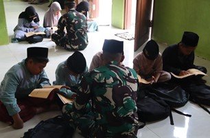 Duduk Lesehan: Satgas TMMD 129 Bojonegoro Dampingi Anak Anak Krebet Belajar Mengaji