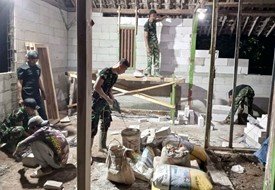 Lampu Menyala, Palu Berbunyi: Satgas TMMD 129 Bojonegoro Kebut Renovasi Rumah Warga di Malam Hari