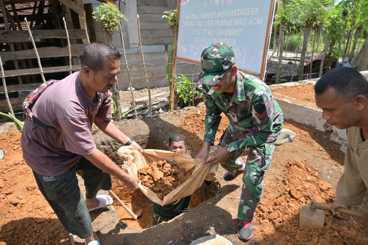 Berjibaku di Galian Septic Tank, Satgas TMMD ke-129 Kodim 0102/Pidie dan Warga Wujudkan Sanitasi Layak untuk Masyarakat
