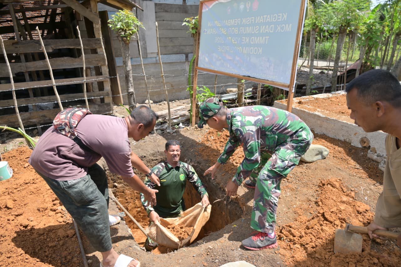 Gotong Royong Satgas TMMD dan Warga Percepat Pengerjaan Septic Tank di Desa Lhok Panah