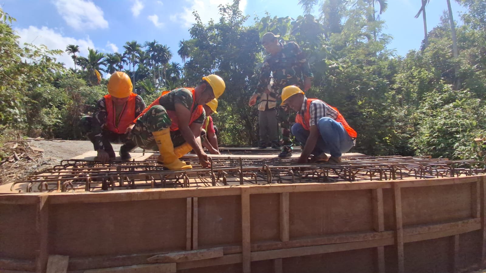 Pemasangan Bekisting Box Culvert TMMD Ke-129 Kodim 0102/Pidie Dikebut, Perkuat Struktur Jembatan Desa