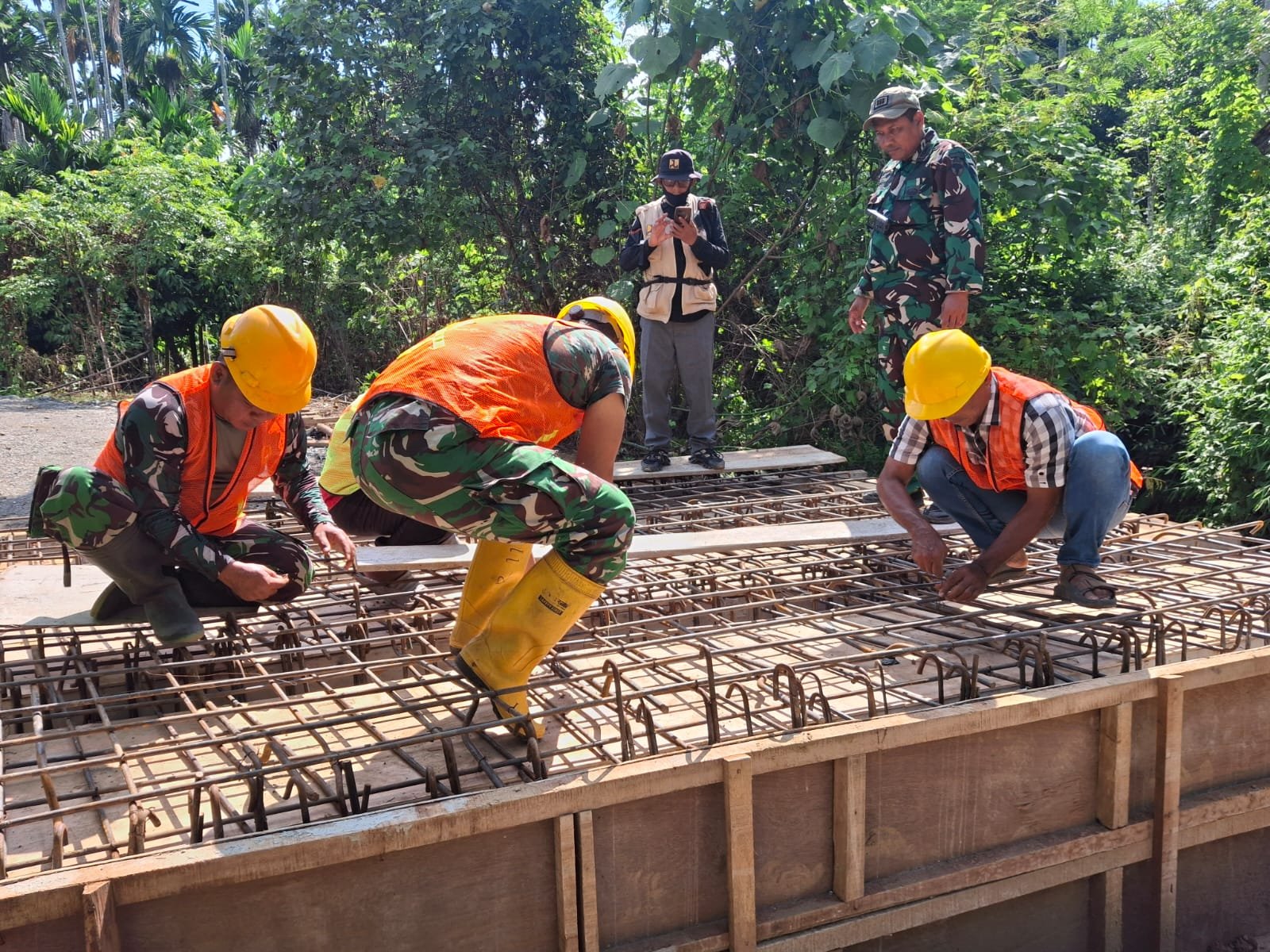 Gotong Royong Satgas TMMD dan Warga Percepat Pembangunan Box Culvert di Desa Lhok Panah