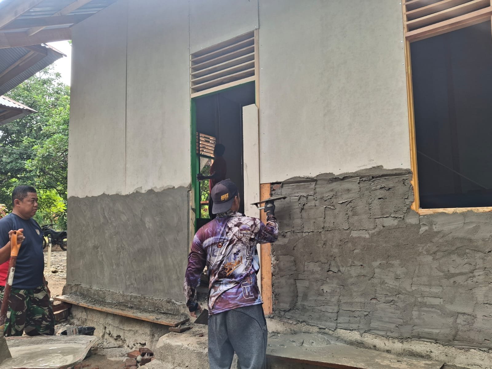 Pantang Menyerah! Satgas TMMD Ke-129 Kodim 0102/Pidie Kebut Plester Dinding RTLH Demi Hunian Layak bagi Warga