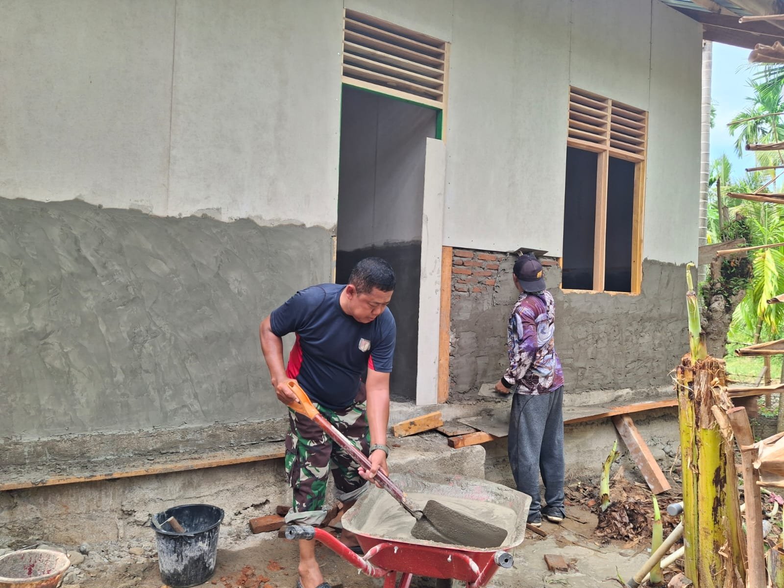 Rehab RTLH Nek Nyak Ubit Masuki Tahap Plester Dinding, Satgas TMMD Optimalkan Kualitas Bangunan